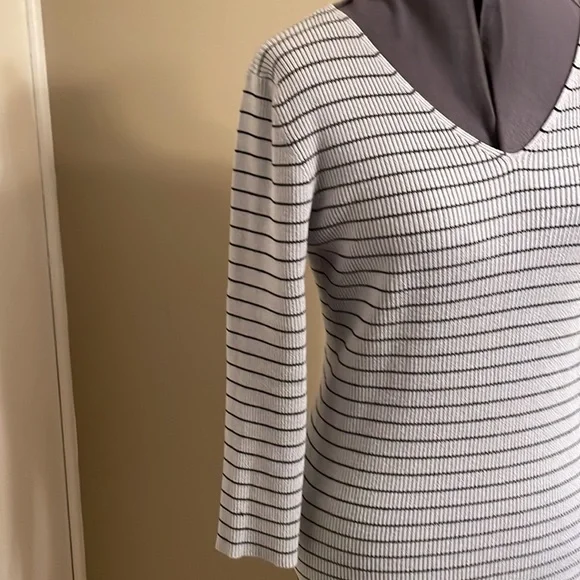 Name Brand missing sweater - Picture 2 of 4